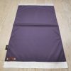 Le tapis de prière personnalisé violet De Manganèse Sajadah avec ses franges blanches et sa lanière en cuir véritable marron.