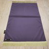 Le tapis de prière personnalisé violet De Manganèse Sajadah avec ses franges dorées et sa lanière en cuir véritable chocolat.