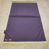 Le tapis de prière personnalisé violet De Manganèse Sajadah avec ses franges blanches et sa lanière en cuir véritable marron.