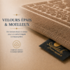 Zoom sur l'épaisseur du tapis de prière Luxe Persan marron Sajadah.