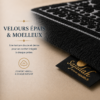 Zoom sur l'épaisseur et sur le velours premium de notre tapis de prière Luxe Persan noir Sajadah.