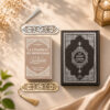 Le saint Coran et la citadelle du musulman proposés dans le coffret tapis de prière beige Chatain Sajadah.