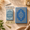 Le saint Coran et la citadelle du musulman proposés dans le coffret tapis de prière bleu Azur Sajadah.