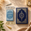 Le saint Coran et la citadelle du musulman proposés dans le coffret tapis de prière bleu Roi Sajadah.