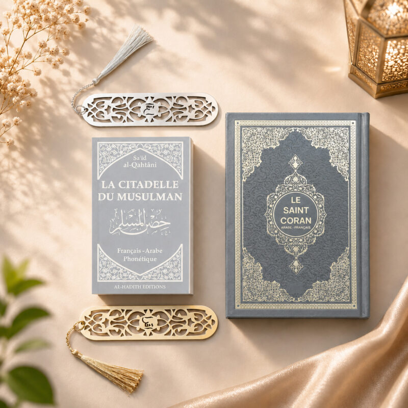 Der Koran und „Die Festung des Muslims“ mit ihren Lesezeichen im Sajadah Gebetsteppich-Geschenkset in Silbergrau.