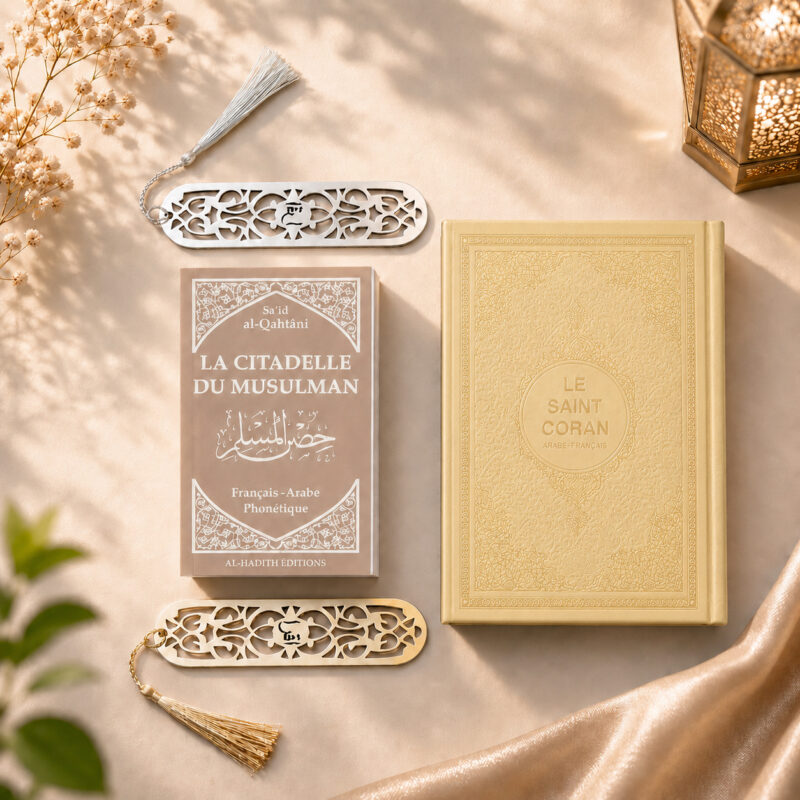 Der Koran und „Die Festung des Muslims“ im Sajadah Gebetsteppich-Geschenkset in Honiggelb.