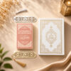 Le Saint Coran et la citadelle du musulman inclus dans le coffret tapis de prière rose Pâle Sajadah.