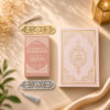 Le Saint Coran et la citadelle du musulman inclus dans le coffret tapis de prière rose Poudre Sajadah.