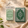 Le Saint Coran et la citadelle du musulman inclus dans le coffret tapis de prière vert Pin Sajadah.