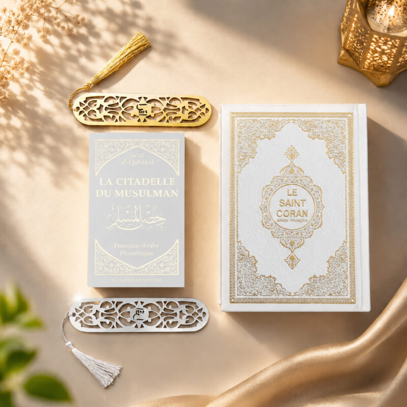 Der Koran und „Die Festung des Muslims“ mit ihren Lesezeichen im Sajadah Gebetsteppich-Geschenkset in Manganviolett.
