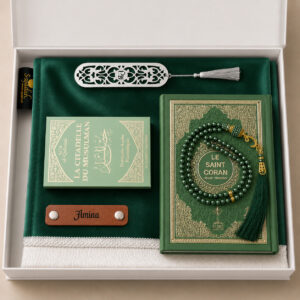 Le coffret tapis de prière personnalisé vert Impérial Sajadah avec son tapis à franges blanches, sa lanière en cuir véritable couleur marron, son tasbih classique, son exemplaire de "la citadelle du musulman" et son exemplaire du "Saint Coran".