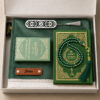 Le coffret tapis de prière de couleur vert Pin Sajadah avec ses franges blanches, sa personnalisation en cuir couleur marron, son tasbih classique, son livret 
