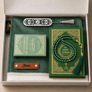Le coffret tapis de prière de couleur vert Pin Sajadah avec ses franges blanches, sa personnalisation en cuir couleur marron, son tasbih classique, son livret "La citadelle du Musulmans" et son Saint Coran de couleur verte.