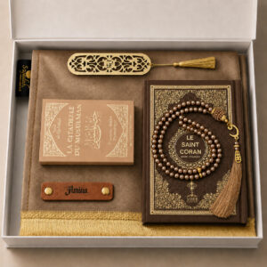 Das Sajadah Gebetsteppich-Geschenkset in KastanienBeige mit goldenen Fransen, Personalisierung aus braunem Leder, einem klassischen Tasbih, dem Büchlein „Die Festung des Muslims“ und einem Koran in Braun.
