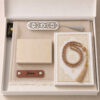 Le coffret tapis de prière de couleur beige Crème Sajadah avec ses franges blanches, sa personnalisation en cuir couleur marron, son tasbih classique, son livret 