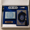 Le coffret tapis de prière de couleur bleu Roi Sajadah avec ses franges blanches, sa personnalisation en cuir couleur chocolat, son tasbih classique, son livret 