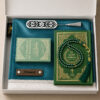 Das personalisierte Sajadah Gebetsteppich-Geschenkset in Türkisblau mit einem Teppich mit weißen Fransen, einem Riemen aus echtem schokoladenbraunem Leder, einem klassischen Tasbih, einem Exemplar von „Die Festung des Muslims“ und einem Koran.