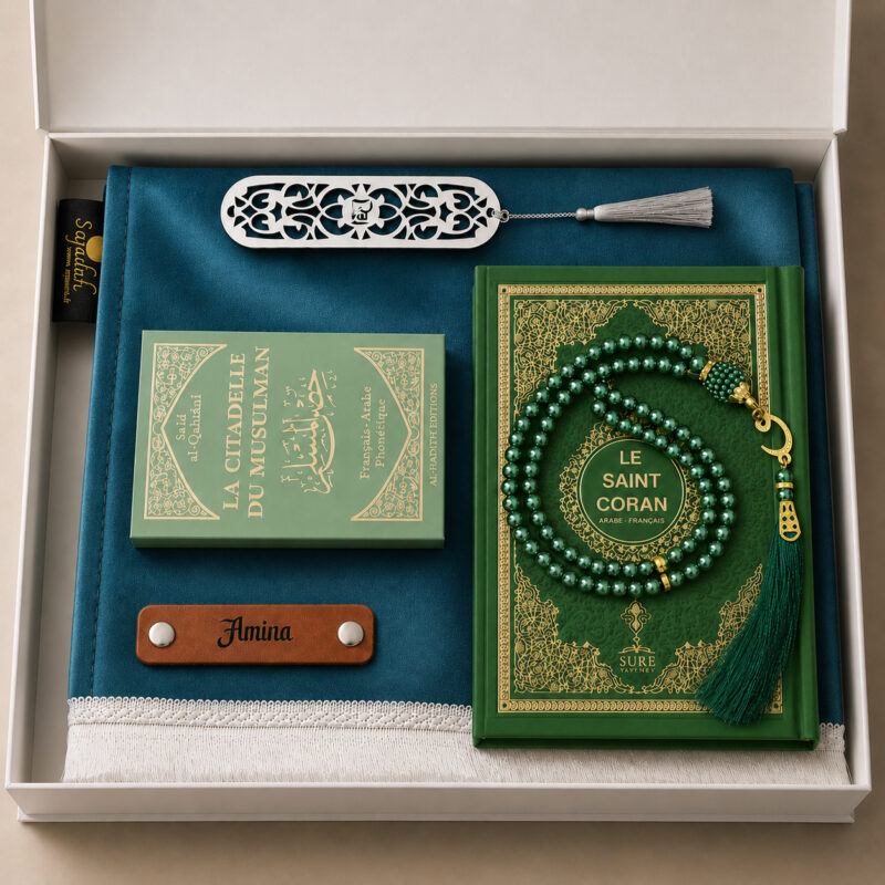 Le coffret tapis de prière personnalisé bleu Turquoise Sajadah avec son tapis à franges blanches, sa lanière en cuir véritable marron, son tasbih effet classique, son exemplaire de "la citadelle du musulman" vert et son exemplaire du "Saint Coran" vert.