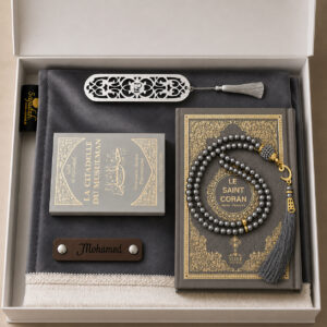 Le coffret tapis de prière personnalisé gris Ardoise Sajadah avec son tapis à franges blanches, sa lanière en cuir véritable couleur chocolat, son tasbih classique, son exemplaire de "la citadelle du musulman" et son exemplaire du "Saint Coran".