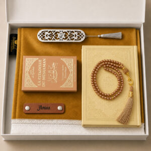 Le coffret tapis de prière personnalisé jaune Miel Sajadah avec son tapis à franges blanches, sa lanière en cuir véritable couleur marron, son tasbih classique, son exemplaire de "la citadelle du musulman" et son exemplaire du "Saint Coran".