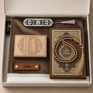 Le coffret tapis de prière personnalisé marron Cannelle Sajadah avec son tapis à franges blanches, sa lanière en cuir véritable couleur marron, son tasbih classique, son exemplaire de "la citadelle du musulman" et son exemplaire du "Saint Coran".
