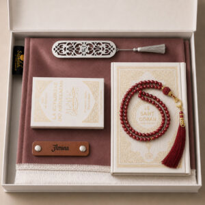 Le coffret tapis de prière personnalisé rose Chair Sajadah avec son tapis à franges blanches, sa lanière en cuir véritable couleur marron, son tasbih classique, son exemplaire de "la citadelle du musulman" et son exemplaire du "Saint Coran".