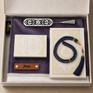 Le coffret tapis de prière personnalisé violet De Manganèse Sajadah avec son tapis à franges blanches, sa lanière en cuir véritable marron, son tasbih classique, son exemplaire de "la citadelle du musulman" et son exemplaire du "Saint Coran".