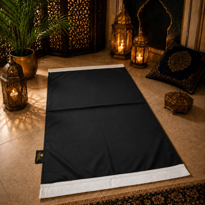 Die Sajadah Kollektion personalisierter Gebetsteppiche mit weißen Fransen.