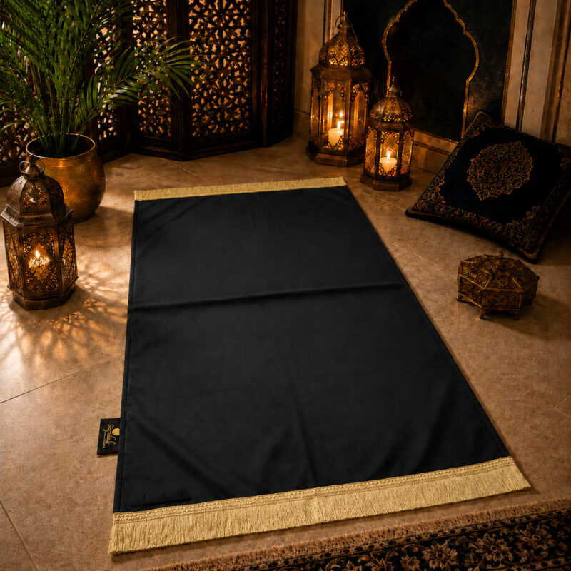 Die Sajadah Kollektion personalisierter Gebetsteppiche mit goldenen Fransen.