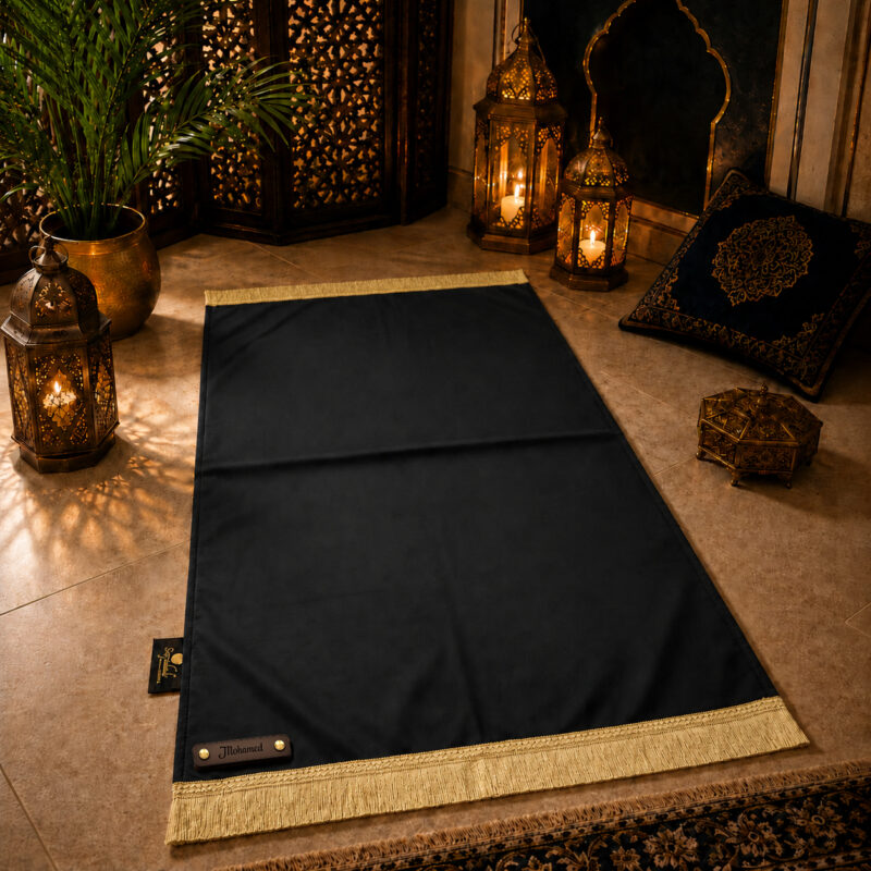 La collection de tapis de prière personnalisé Sajadah avec franges de couleur dorée et gravure du prénom sur cuir de couleur chocolat.