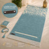 Le tapis de prière Luxe Calligraphie bleu vert Sajadah avec sa personnalisation en cuir véritable couleur chocolat