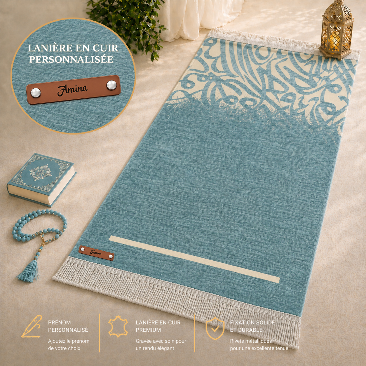 Le tapis de prière Luxe Calligraphie bleu vert Sajadah avec sa personnalisation en cuir véritable couleur marron