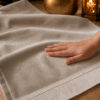 Zoom sur la qualité du velours premium du tapis de prière personnalisé beige Crème Sajadah.