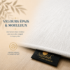Zoom sur l'épaisseur du tapis de prière Luxe Mecquois blanc Sajadah.