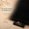 Zoom sur l'épaisseur et la qualité premium du velours de notre tapis de prière Luxe Mecquois noir Sajadah.