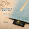 Zoom sur l'épaisseur du tapis de prière Luxe Calligraphie bleu Vert Sajadah.