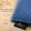 Zoom sur l'épaisseur du tapis de prière Luxe Mecquois bleu Sajadah.