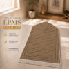 Le tapis de prière épais beige chatain Sajadah en forme de coquillage.