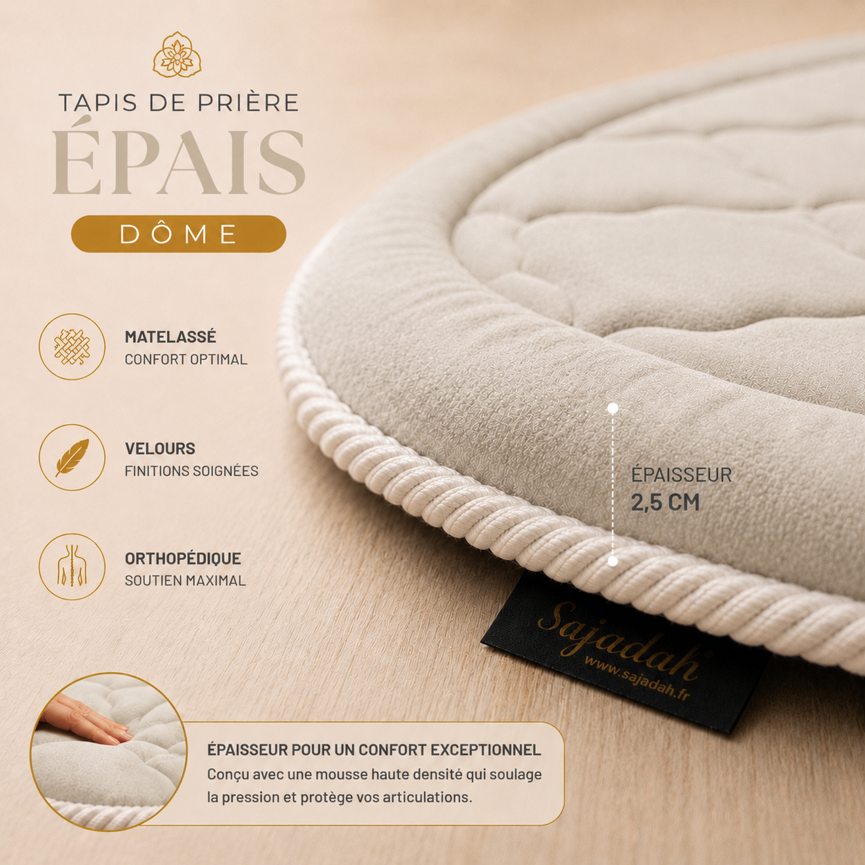 Zoom sur la qualité premium du velours du tapis de prière épais blanc Ivoire Sajadah en forme de dôme.