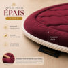 Zoom sur la qualité premium du velours du tapis de prière épais rose framboise Sajadah en forme de dôme.