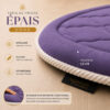 Zoom sur la qualité premium du velours du tapis de prière épais violet Sajadah en forme de dôme.