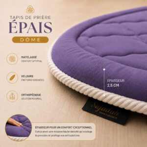 Zoom sur la qualité premium du velours du tapis de prière épais violet Sajadah en forme de dôme.
