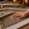 Zoom sur la qualité du velours premium du tapis de prière personnalisé beige Chatain Sajadah.