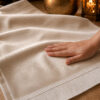 Zoom sur la qualité du velours premium du tapis de prière personnalisé blanc Ivoire Sajadah.