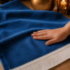 Zoom sur la qualité du velours premium du tapis de prière personnalisé bleu Roi Sajadah.