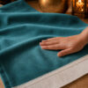 Zoom sur la qualité du velours premium du tapis de prière personnalisé bleu Turquoise Sajadah.