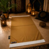 Le tapis de prière personnalisé jaune Miel Sajadah avec ses franges blanches et sa lanière en cuir véritable couleur chocolat.