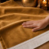 Zoom sur la qualité du velours premium du tapis de prière personnalisé jaune Miel Sajadah.