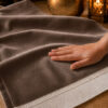 Zoom sur la qualité du velours premium du tapis de prière personnalisé marron Cannelle Sajadah.