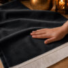 Zoom sur la qualité du velours premium du tapis de prière personnalisé noir Carbone Azur Sajadah.